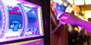 Beragam pilihan cabang olahraga untuk taruhan termasuk bulu tangkis, basket, dan sepak bola di platform pisang12